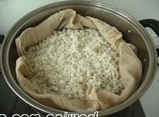 芝麻凉糕的做法操作步骤第2步：将糯米放在笼屉上蒸熟后放至温热