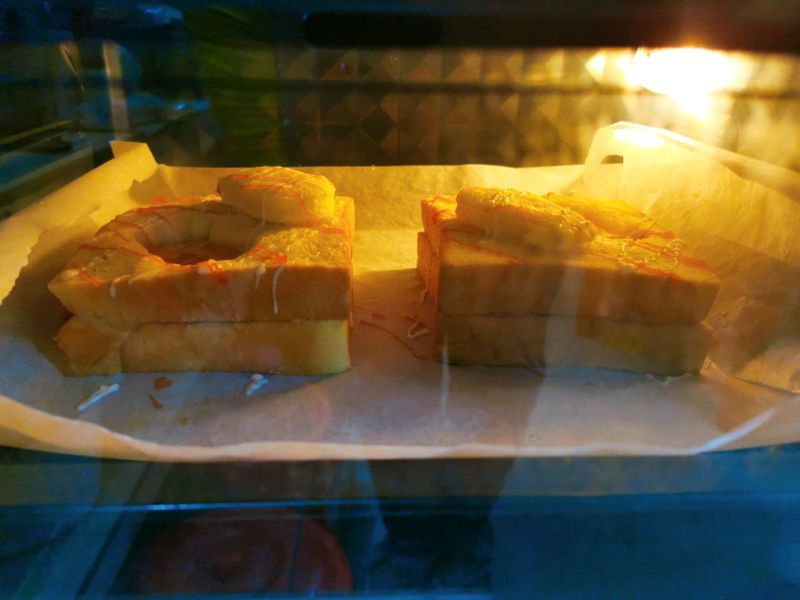 奶香爆浆三明治的做法操作步骤第16步：烤箱上下火220℃，预热十分钟，入烤箱烤制15分钟