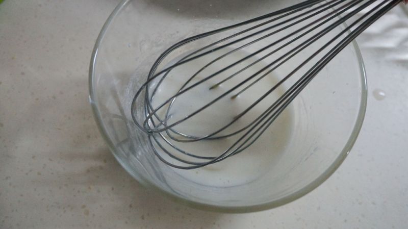 奶油戚风蛋糕卷的做法操作步骤第2步：牛奶玉米油混合均匀