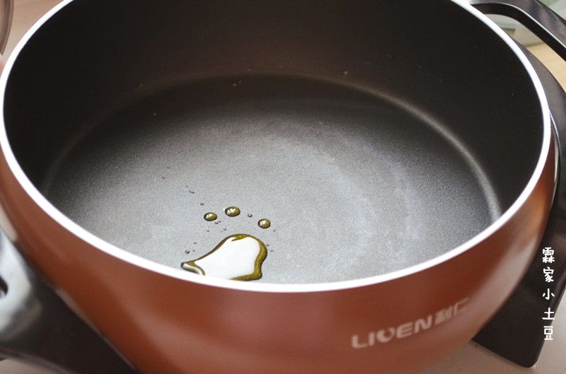番茄鸡蛋拌面的做法操作步骤第5步：利仁电火锅1档火力加热锅体，倒入胡麻油