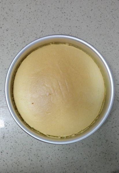 水果奶油裱花蛋糕的做法操作步骤第12步：烤好出炉要再从上往下震几下，