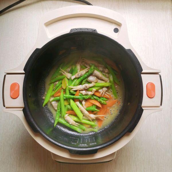 芦笋炒蛏子的做法操作步骤第6步：加入开水20克煮上1分钟