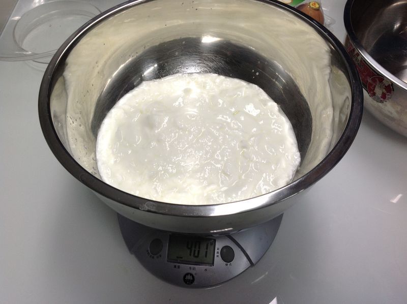 无油酸奶蛋糕的做法操作步骤第1步：酸奶室温放置一会儿，倒入盆中。