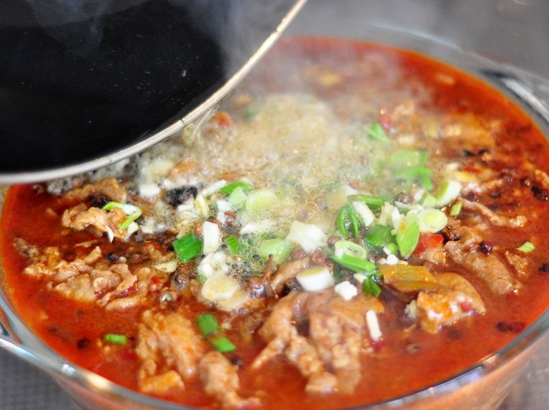 水煮肉片的做法操作步骤第16步：锅中烧一些热油，一定要热，倒在葱姜蒜麻椒上