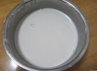 蜜豆钵仔糕的做法操作步骤第3步：两种浆趁热混合,形成生熟粉,防止粉浆沉淀