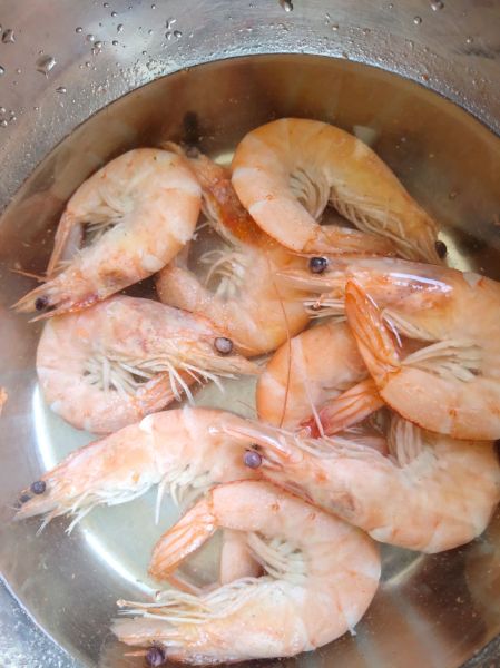 白灼虾的做法操作步骤第3步：开锅后煮3分钟立马捞出，放凉水里过凉，多冲几遍凉水，虾肉才会紧实。