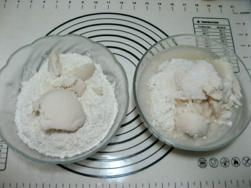 红豆沙印花酥皮的做法操作步骤第1步： 油皮材料、油酥材料分别入大碗中