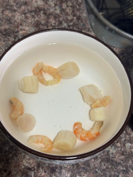 潮汕春菜煲的做法操作步骤第3步：干贝虾米温水泡，水可以留着做菜汤。