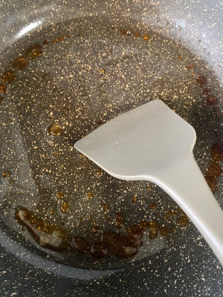 黄焖鸡的做法操作步骤第2步：热锅冷油，小火放入冰糖炒出焦糖色；