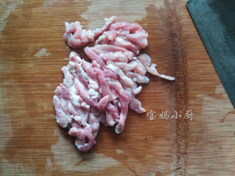 尖椒干豆腐丝的做法操作步骤第1步：瘦肉切丝
