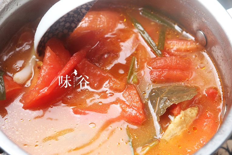 番茄牛尾汤的做法操作步骤第8步：最后放入盐调味即可。