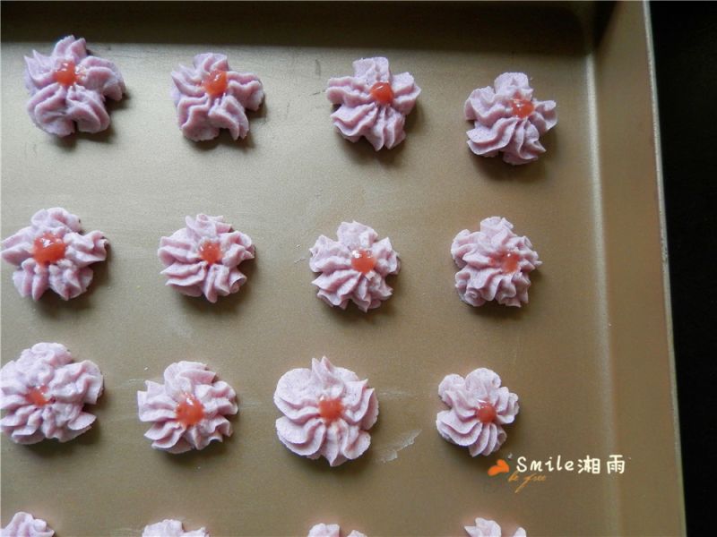 樱花曲奇的做法操作步骤第9步：花朵中间放适量的草莓酱。