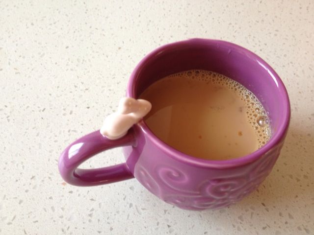 自制丝袜奶茶的做法操作步骤第4步：装杯倒出即可，冰冻味道更佳。冷却时会产生奶皮，小心去除即可