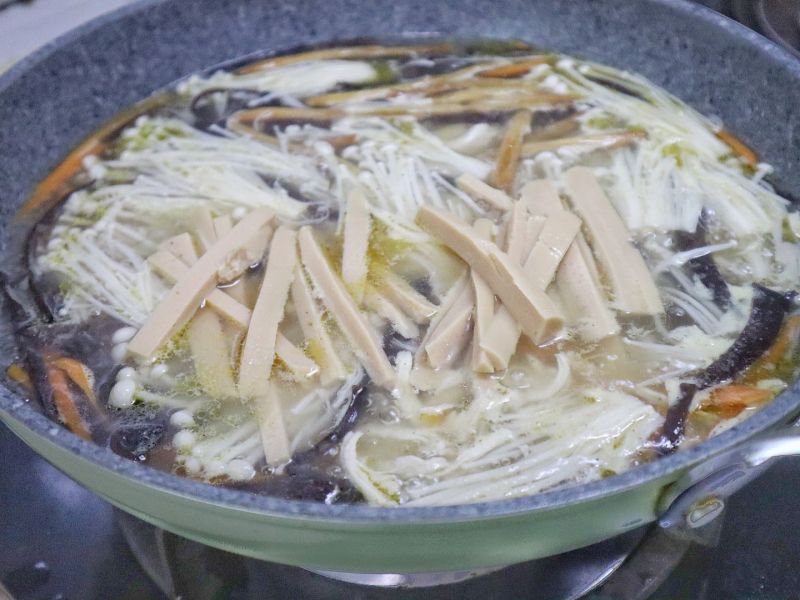 鲜辣汤的做法操作步骤第11步：把火腿肠放入锅中，倒入调好的酱汁，煮3分钟即可出锅。