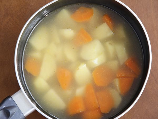 土豆咖喱饭的做法操作步骤第3步：加入300ml水，大火煮8分钟，至土豆和胡萝卜变软
