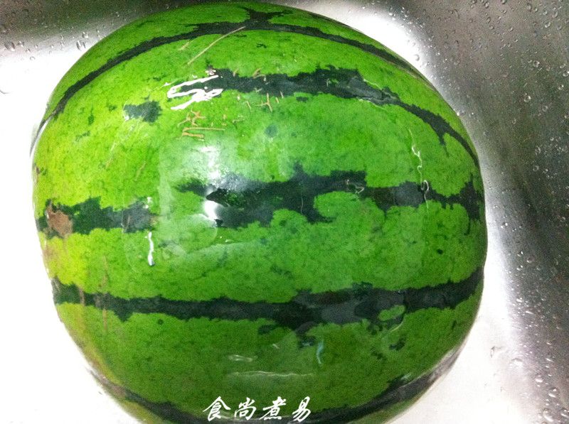 西瓜汁的做法操作步骤第1步：大西瓜外皮洗净，对半切开。