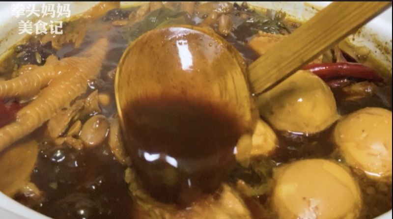 卤味一锅出的做法操作步骤第13步：用勺子盛点汤，浇在食材上面，再盖盖子卤10分钟