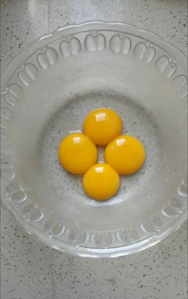 水果奶油裱花蛋糕的做法操作步骤第2步：分离蛋清、蛋黄（盛蛋清的容器内保证无油、无水，蛋清中不要有一丝蛋黄）