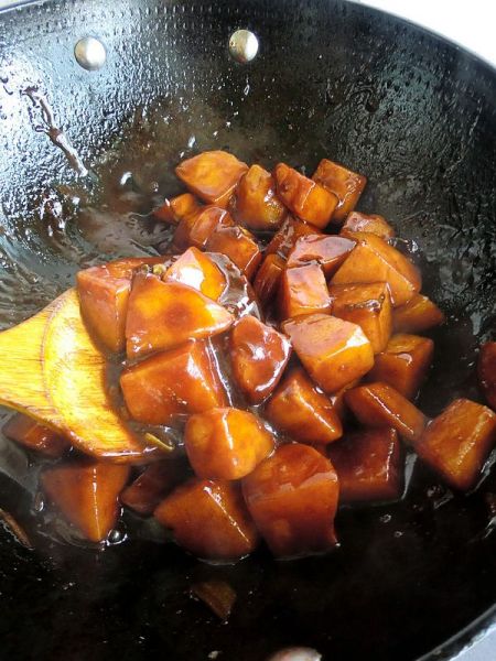 红烧土豆的做法操作步骤第13步：翻炒均匀关火。