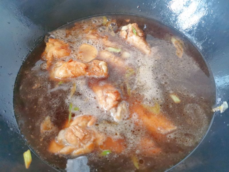 炖鸡翅鸡腿的做法操作步骤第3步：加两勺生抽，一勺蚝油，翻炒，然后加适量水