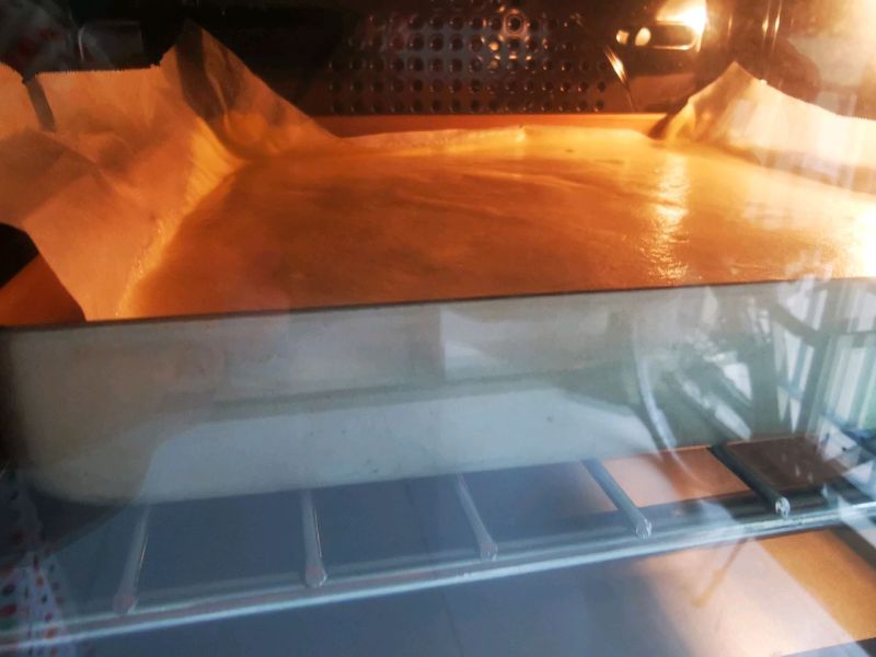 海苔肉松小贝的做法操作步骤第11步：烤箱预热，180度中层烘烤15分钟