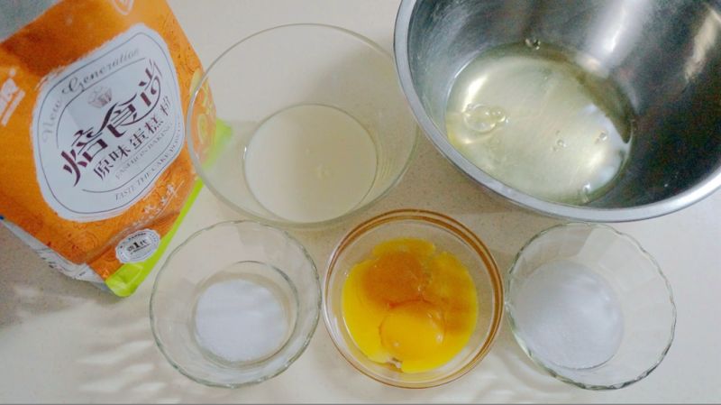奶油戚风蛋糕卷的做法操作步骤第1步：蛋糕材料准备好，蛋清、蛋黄分离，蛋清入无油无水的盆中
