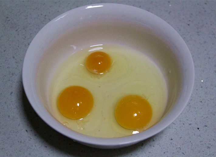 海参蒸蛋的做法操作步骤第1步：鸡蛋选土鸡蛋，更有营养，颜色也漂亮