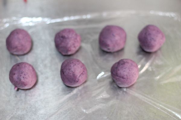 烧果子的做法操作步骤第3步：加入小块的黄油和白砂糖，紫薯的余温可将黄油融化，将紫薯馅混合均匀，放入冰箱冷藏一个小时。然后拿出搓成每份35克的小球