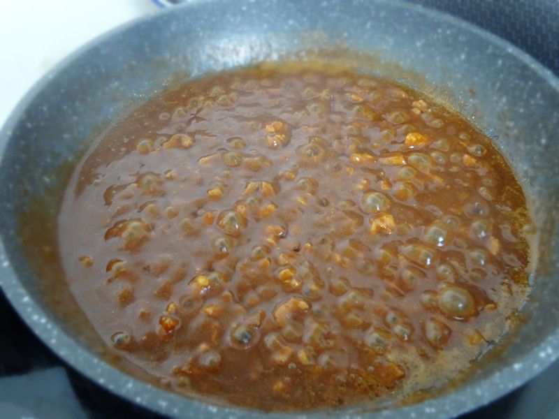 轻断食晚餐的做法操作步骤第6步：然后倒入兑好的酱汁，煮开后，小火炖一炖，让肉粒入味。