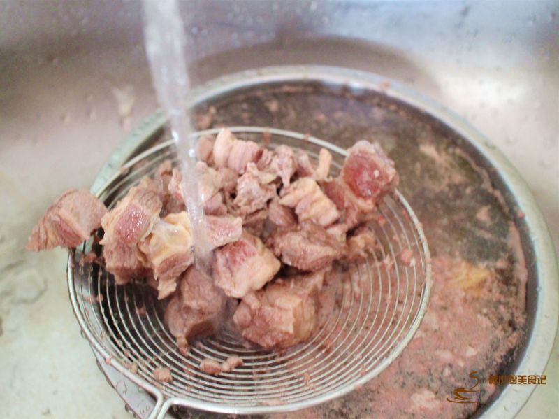 番茄牛腩汤的做法操作步骤第4步：用水冲洗干净，沥水备用。