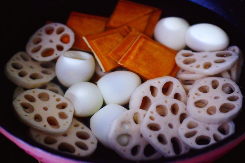 卤味的做法操作步骤第5步：锅里倒入适量的清水，把香干和藕片，剥皮的鸡蛋放入。