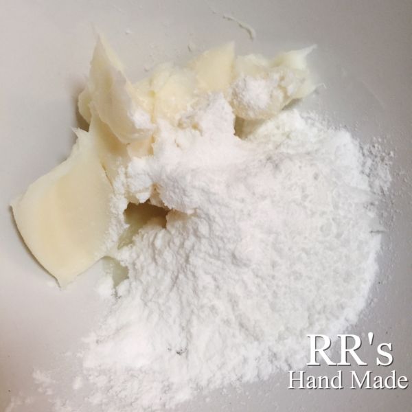 中式榛子酥的做法操作步骤第3步：软化好的猪油中加入糖粉，搅拌均匀，搅拌机打至白白的蓬蓬的。