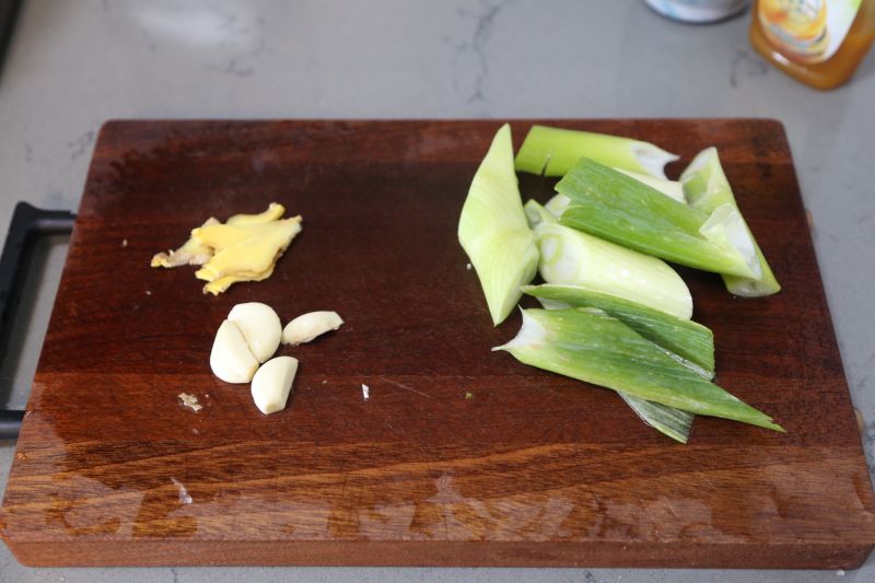 鸡汁汤底小火锅的做法操作步骤第3步：大葱切段，姜蒜切片