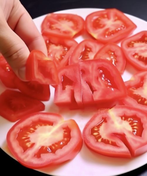 番茄玉米排骨汤的做法操作步骤第1步：1、西红柿切块