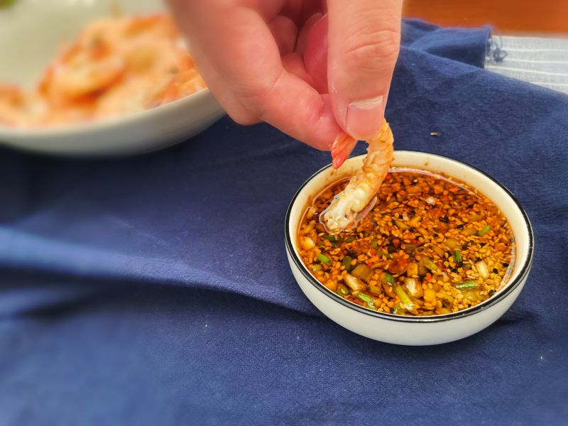 白灼虾这一碗蘸料就够了的做法操作步骤第10步：这样做的虾肉时间刚好，肉质Q弹
