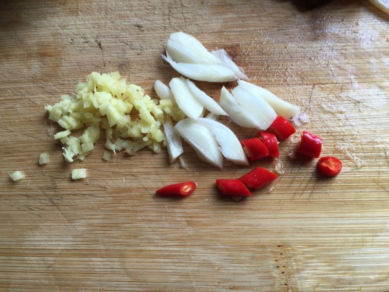 腊肉炒花菜的做法操作步骤第4步：准备好姜末、蒜片、辣椒段备用