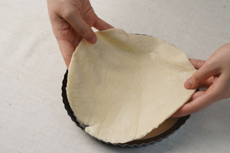 酥皮苹果派的做法操作步骤第7步：派盘内放入手抓饼填满