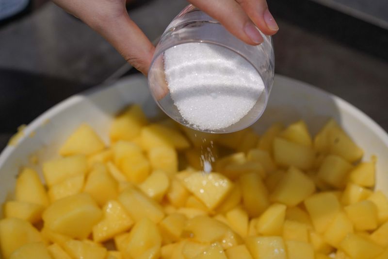 酥皮苹果派的做法操作步骤第4步：加入白砂糖