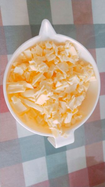 苹果派的做法操作步骤第2步：黄油切丁，室温回软！