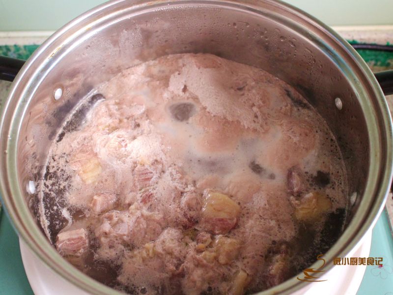 番茄牛腩汤的做法操作步骤第3步：大火煮开，撇去浮沫。