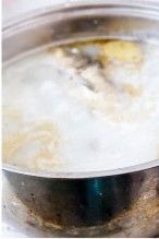 鲫鱼豆腐汤的做法操作步骤第3步：汤锅内注入约2/3的水，大火烧开后将煎好的鱼连同姜片一起倒入，始终保持大火