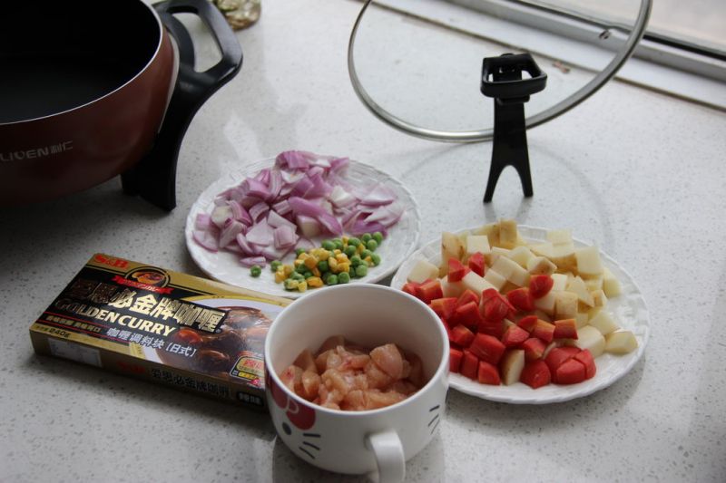 咖喱鸡肉饭的做法操作步骤第2步：土豆，红萝卜，洋葱，洗净，切小块。