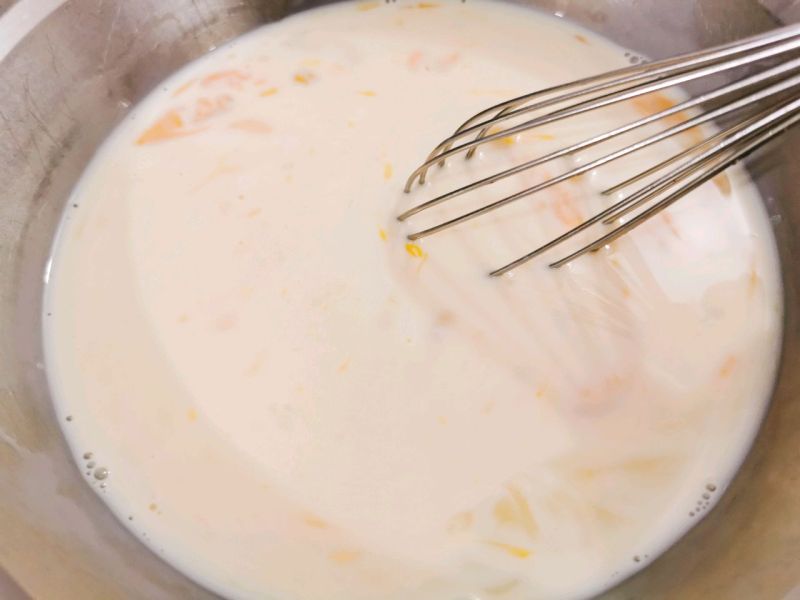 奶香爆浆三明治的做法操作步骤第2步：搅拌均匀后过筛