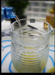 蜂蜜柠檬水的做法操作步骤第2步：注入凉开水或者纯清水，调入蜂蜜（个人认为洋槐蜜的口感相对好些）