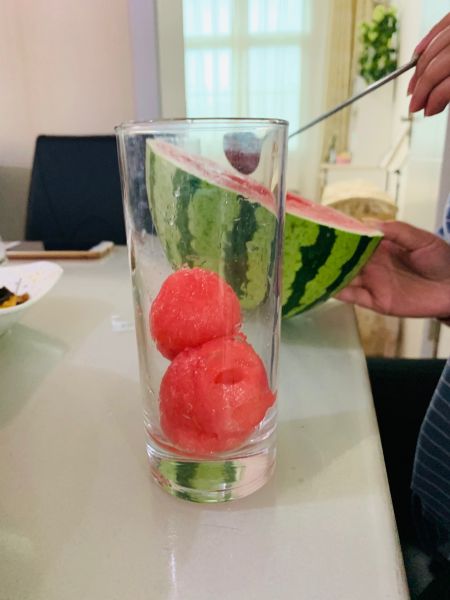 西瓜荔枝气泡水的做法操作步骤第2步：西瓜放杯里