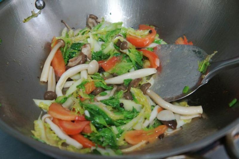 杂菌小白菜的做法操作步骤第5步：加入蒜碎，盐、李锦记味极鲜酱油调味
