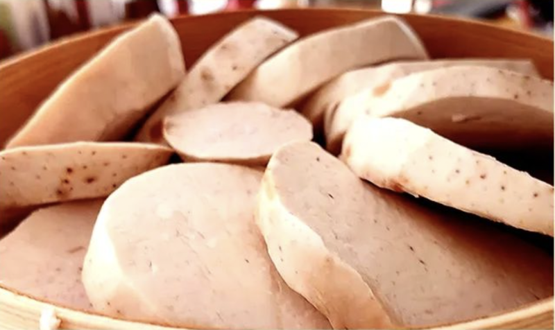 古早味芋头饼 ｜ 台湾街头小吃的做法操作步骤第1步：芋头去皮切厚片，上锅水开后计时蒸30分钟（筷子轻易穿透即可）。