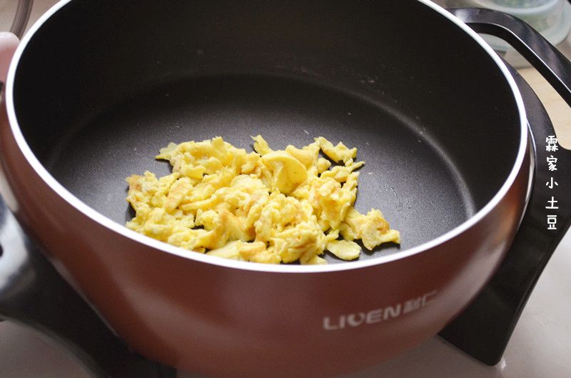 番茄鸡蛋拌面的做法操作步骤第7步：划散炒熟，盛出。