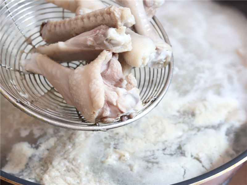 自制香辣卤味的做法操作步骤第3步：冷水下锅加入鸡爪和鸭翅，放入姜片和料酒焯水