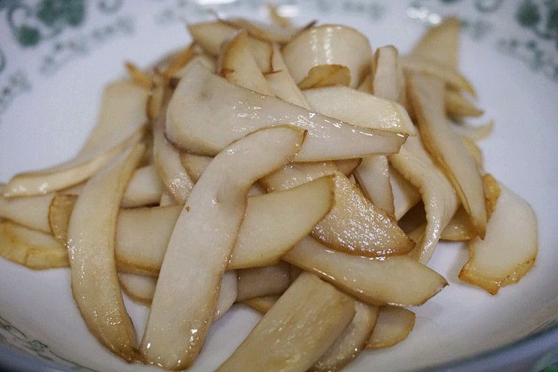 干锅杏鲍菇的做法操作步骤第2步：炒锅内倒入少许油，油温烧到7成热，放入杏鲍菇煎到金黄变软，盛出备用。
